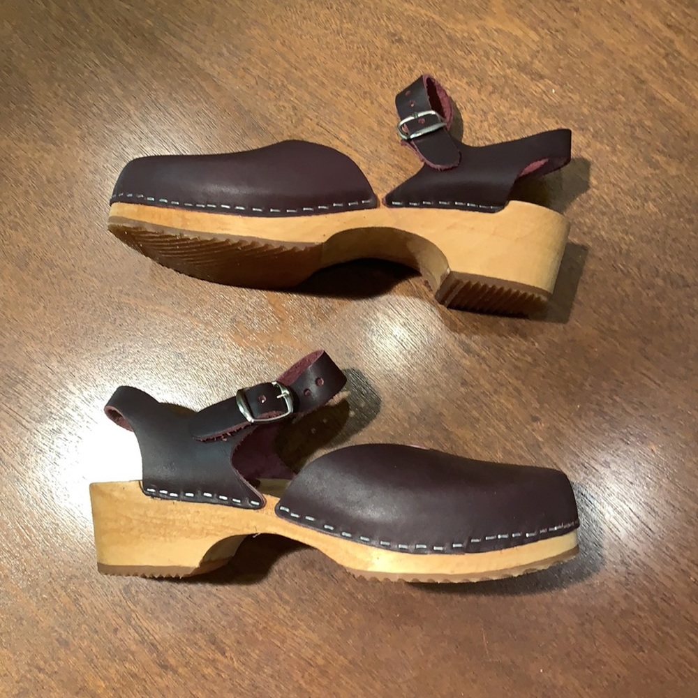 Closed toe Clogs